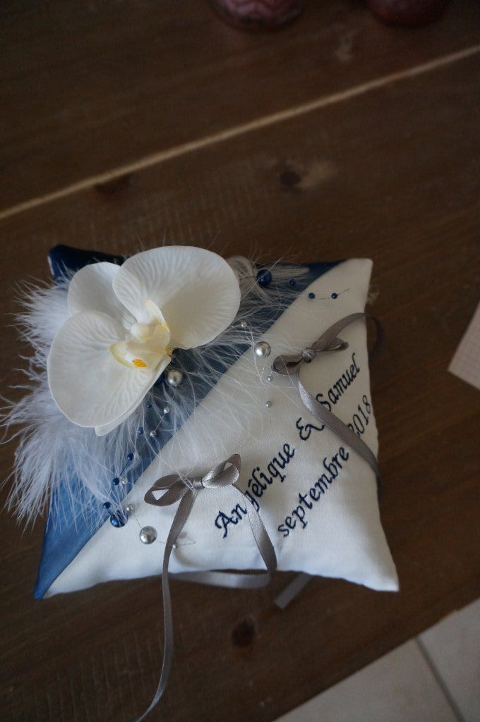 Ref 17O
Coussin d'alliance bleu marine et gris
Porte alliance mariage orchidée
Coussin 19x19cm
39€