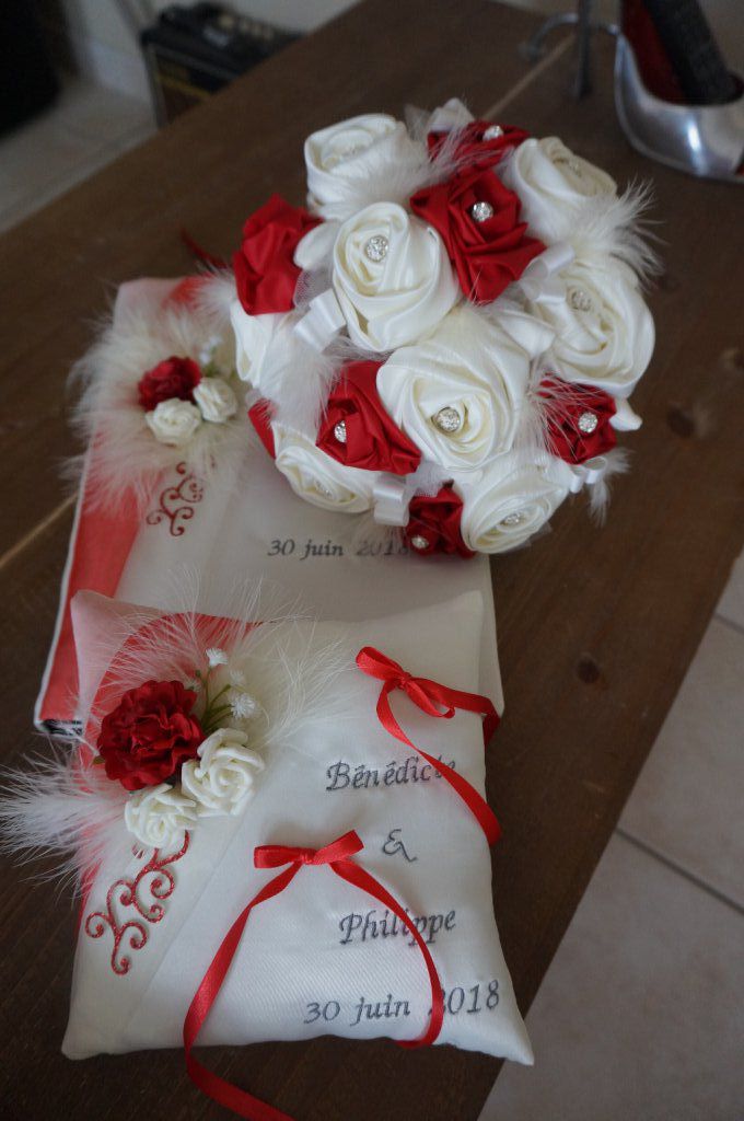 Ref 17N
Coussin d'alliance ivoire rouge et gris
Porte alliance mariage rose rouge
fleur et arabesque
coussin 38€
