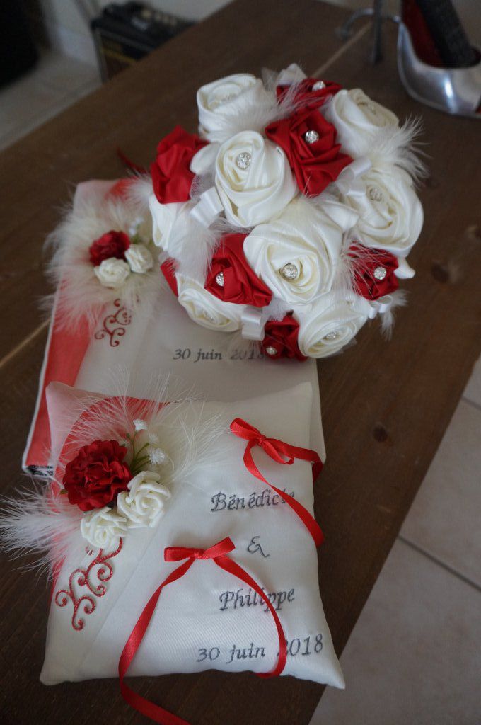 Ref 17N
Coussin d'alliance ivoire rouge et gris
Porte alliance mariage rose rouge
fleur et arabesque
coussin 39€