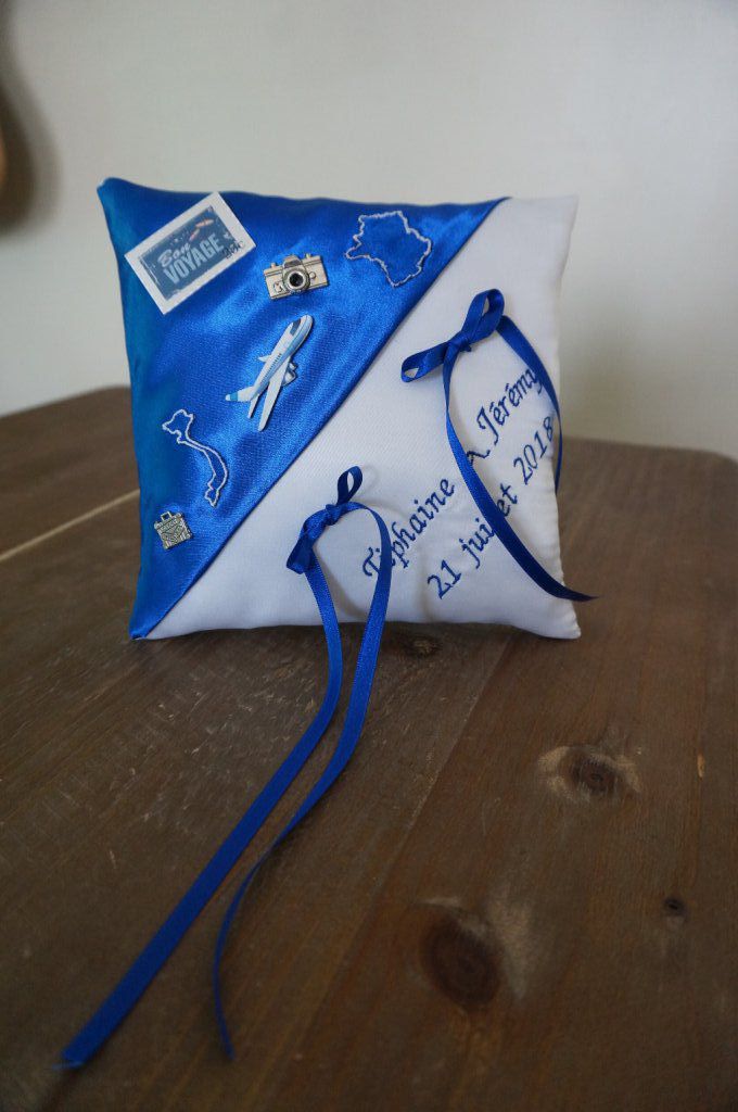 Ref 17M
Coussin d'alliance voyage en bleu roi
Porte alliance mariage pays voyage, avion
Carte du Vietnam et de la france brodée
42€