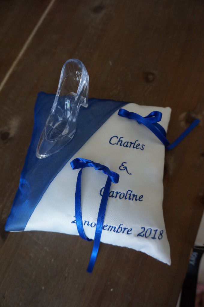 Ref 17L
Coussin d'alliance cendrillon en bleu roi voile
Porte alliance mariage theme disney, chaussure cendrillon
Broderie droite , soulier . coussin 19x19cm
40€