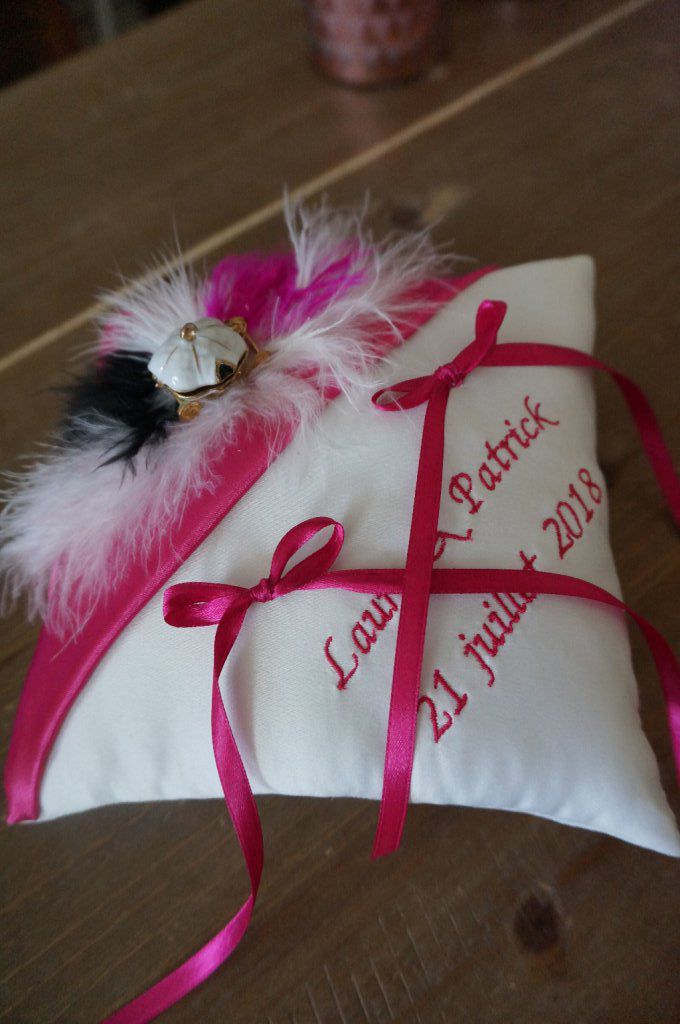 Ref 17K
Coussin d'alliances mariage carrosse et plumes
Porte alliance mariage fuchsia cendrillon
40€