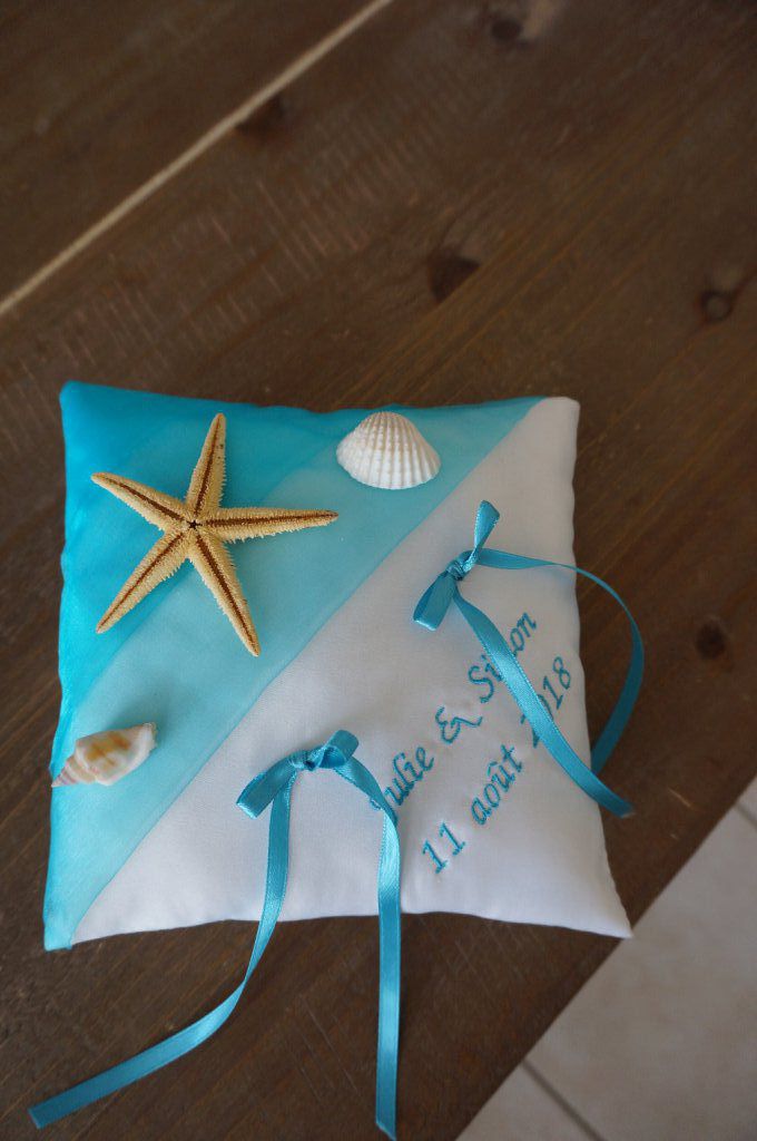 Ref 17J
Coussin d'alliances turquoise theme mer
Porte alliance mariage turquoise
19x19cm avec broderie 39€
