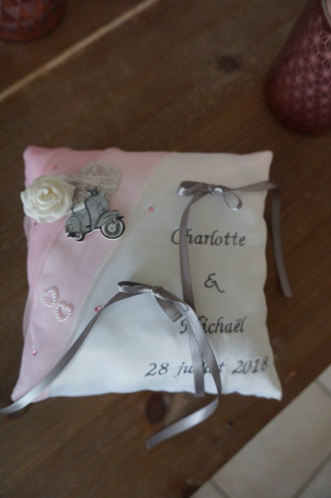 Ref 17D
Coussin d'alliance romantique rose et gris décor vespa
Porte alliance mariage rose poudré retro
coussin 19x19cm avec broderie droite 40€