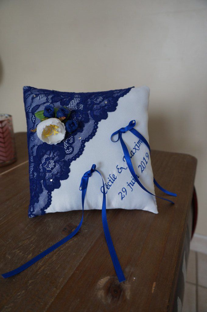Ref17C
Coussin d'alliance dentelle bleu
Porte alliance mariage bleu marine dentelle
Mariage pivoine et roses
Coussin 19x19cm avec broderie
39€