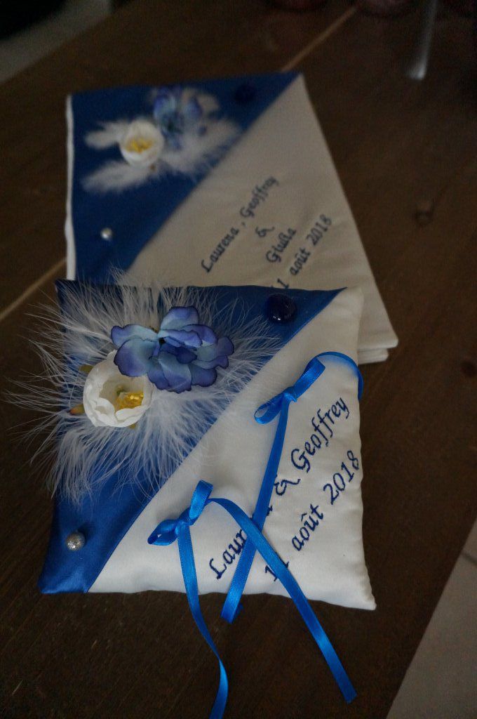 Ref 17W
Coussin d'alliance bleu roi 
Porte alliance mariage bleu roi et blanc
Pivoine fleur bleu et plumes, broderie
Coussin 19x19cm
39€