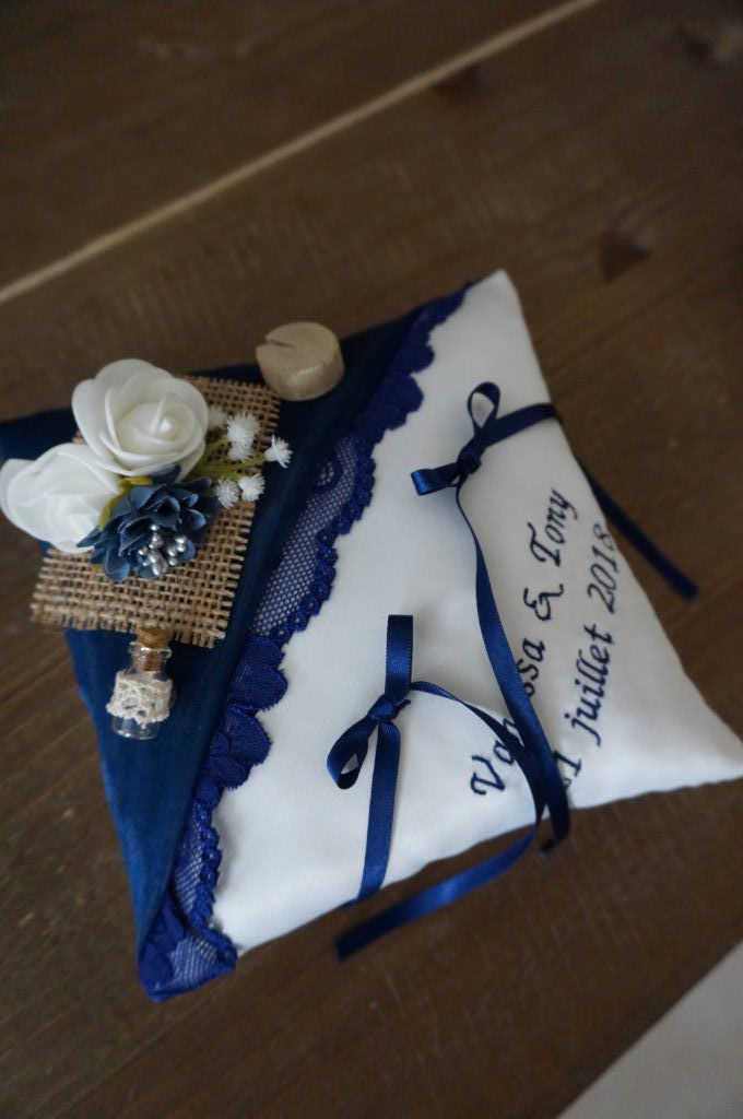 Ref 174
Coussin d'alliance bleu marine theme rétro bohème chic
Porte alliance mariage bleu marine dentelle
porte alliance 19x19cm avec broderie
39€