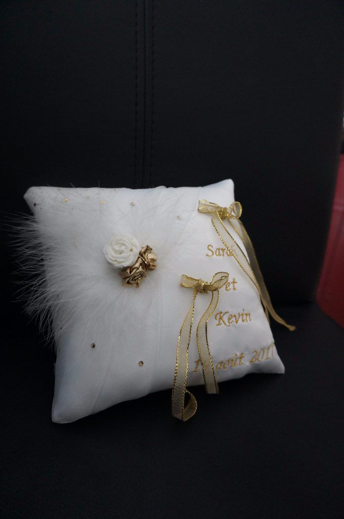 Ref 14 Z
Coussin d'alliance blanc et or
Strass, plumes et fleurs, broderie droite
Porte alliance mariage doré strass
39€