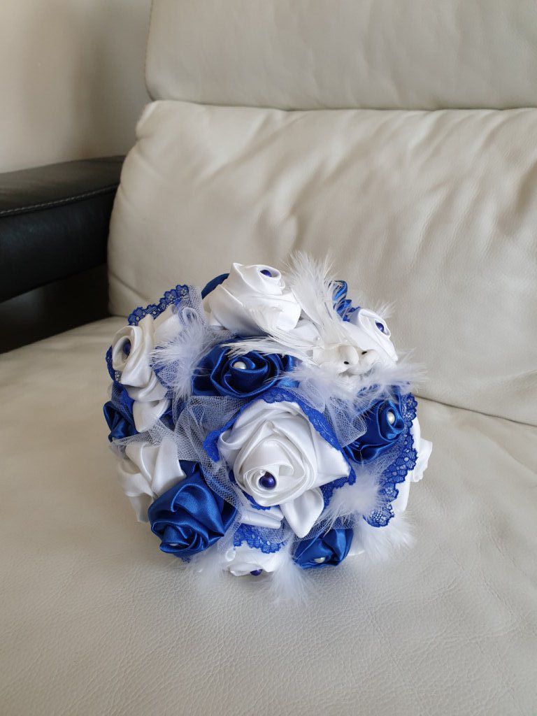 Ref BP7
Bouquet de mariée bleu roi et blanc, 
Satin et dentelle, perles et plumes
Couple de mini colombes, bouquet de mariée personnalisé
135€
Bouquet de mariée sans fleur