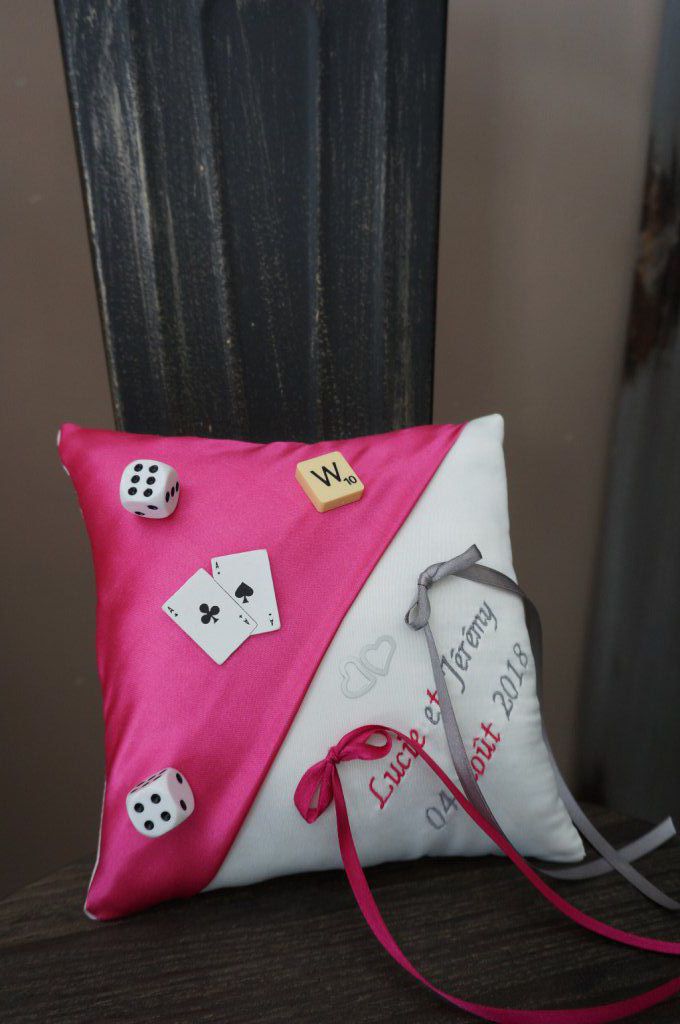 Ref 17Y
Coussin d'alliance theme jeux de société
Porte alliance mariage theme jeux
Coussin 19x19cm avec broderie et décor
39€