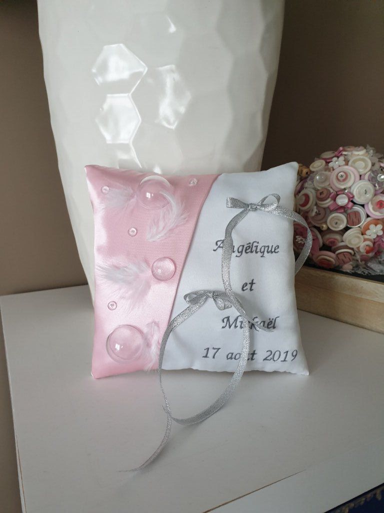 Ref 2D
Coussin alliance theme bulle et plume rose et gris
39€ 19x19cm