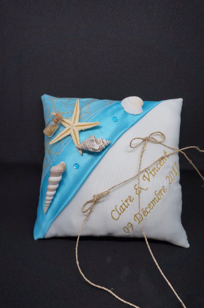 Ref 15 L
Coussin porte alliance plage turquoise et or
Porte alliance mariage turquoise ivoire
Coussin 19x19cm broderie et coquillages
39€