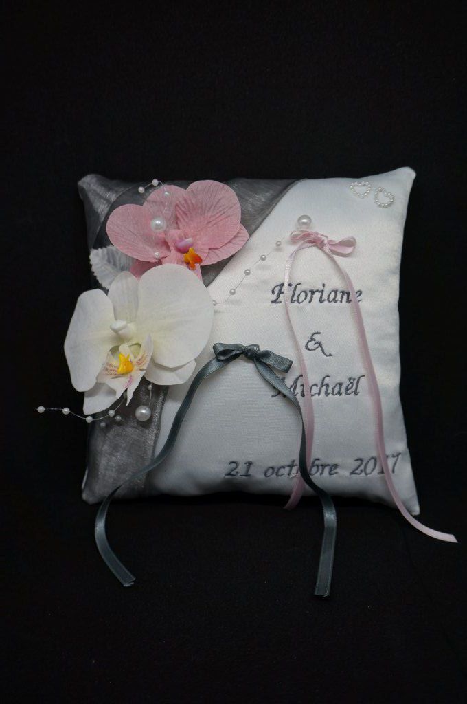 Ref 15M
Coussin d'alliance gris anthracite et rose pâle theme orchidées
Coussin 19x19cm décor +broderie 
38€