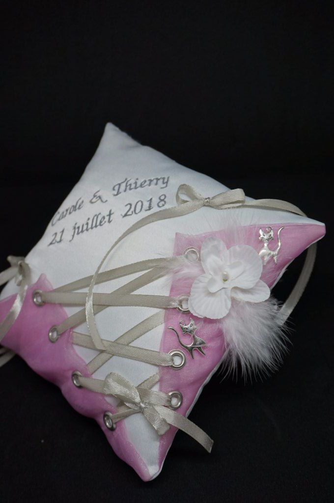 Ref 15R
Coussin d'alliance corset rose et gris theme orchidée et chat
Porte alliance mariage theme 
coussin 19x19cm , forme corset
40€