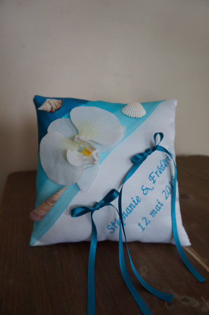 ref 16L
Coussin d'alliance bleu et blanc
orchidée et coquillages 
coussin 19x19cm
38€