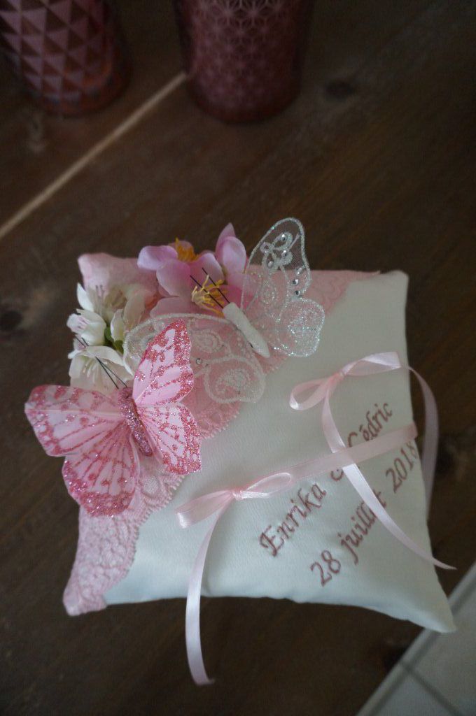 Ref 17X
Coussin d'alliance rose dentelle theme papillons dentelle rose
Coussin ivoire fleur de cerisier, broderie
Coussin 19x19cm
40€