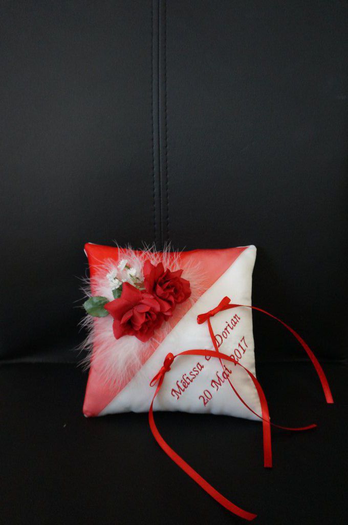 Ref 13R
Coussin d'alliance rouge et blanc
Organza rouge, roses et plumes
Porte alliance mariage rose rouge
39€