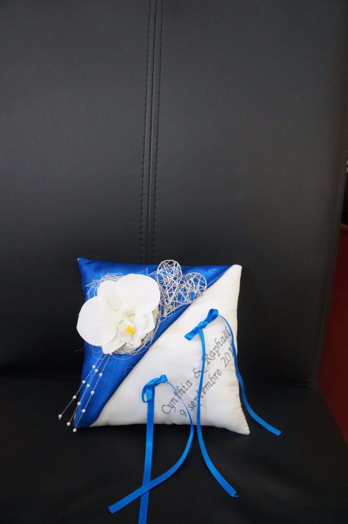 Ref 14D
Coussin d'alliance bleu roi et argent orchidée
Porte alliance mariage coeur alu
19x19cm
40€