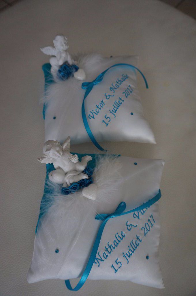 Ref 14F
Duo de coussin d'alliance turquoise theme ange
Broderie turquoise et strass, double drapé voile et satin
Duo 19x19cm
64€