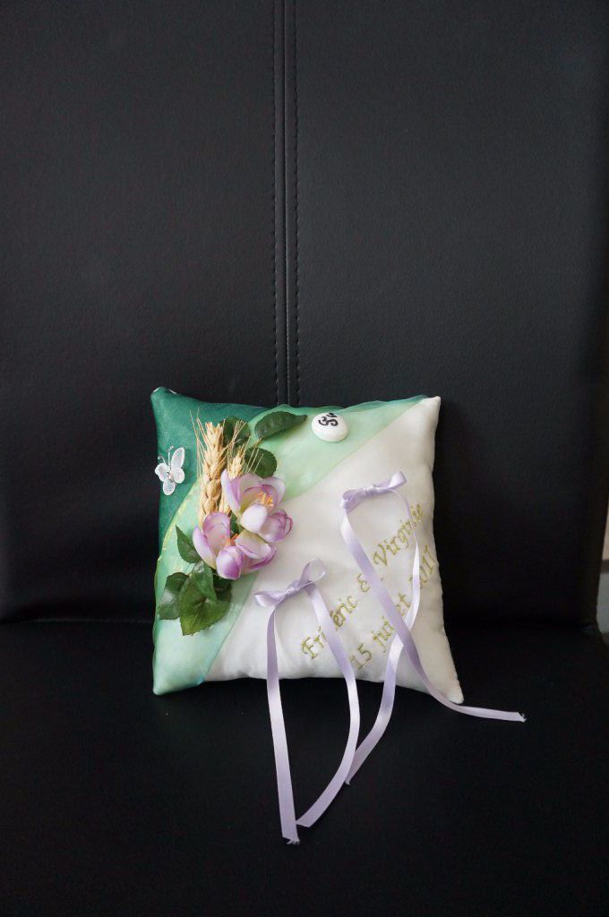 Ref 14X
Coussin d'alliance Zen et champêtre vert et parme
Porte alliance mariage vert
symbole bouddhiste
39€