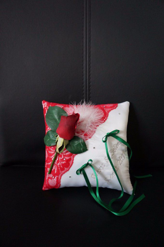 Ref 141
Coussin d'alliance au couleur de l’Italie
Porte alliance mariage theme Italie
Coussin 19x19cm dentelle rouge broderie argenté
39€