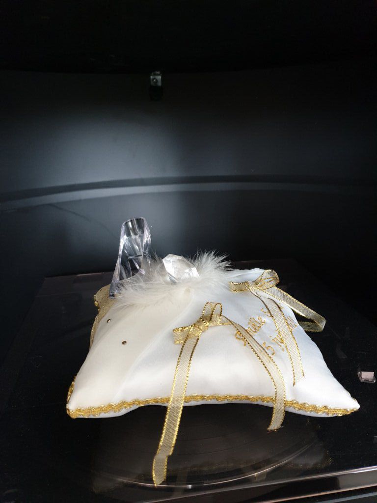 Ref 6R
Coussin d'alliance cendrillon theme disney
chaussure , diamant et strass , contour en galon dorée
43€  19x19cm
