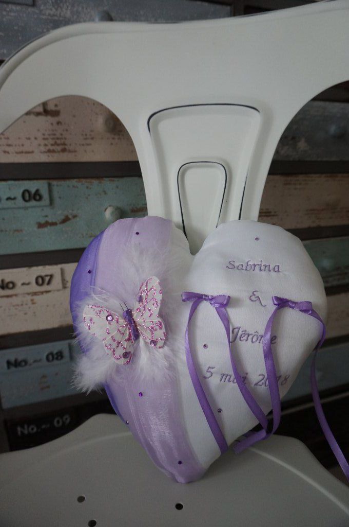 Ref 2C22
Coussin d’alliance cœur parme et violet
 25x25cm
40€