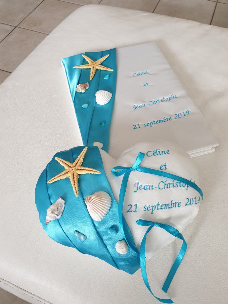 Ref 2C29
Coussin alliance coeur 22x15cm
porte alliance theme plage mer, broderie droite 40€
Livre d'or format portrait A4 47€