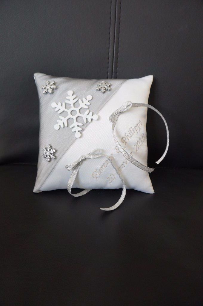 Ref 15E
Coussin d'alliances theme hiver, polaire , flocon de neige
coussin 19x19cm broderie argent
Porte alliance mariage hivernal
39€
