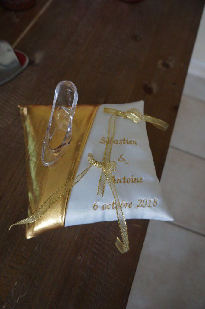 Ref 17B
Coussin d'alliance theme Cendrillon en or et blanc
Porte alliance mariage theme disney
coussin  19x19cm avec broderie et soulier 40€