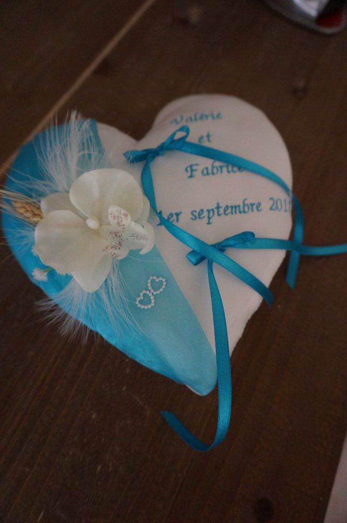 Ref 18E
coussin alliance bleu et ivoire 
Porte alliance mariage bleu turquoise , orchidée
(voir album cœur)
40 €